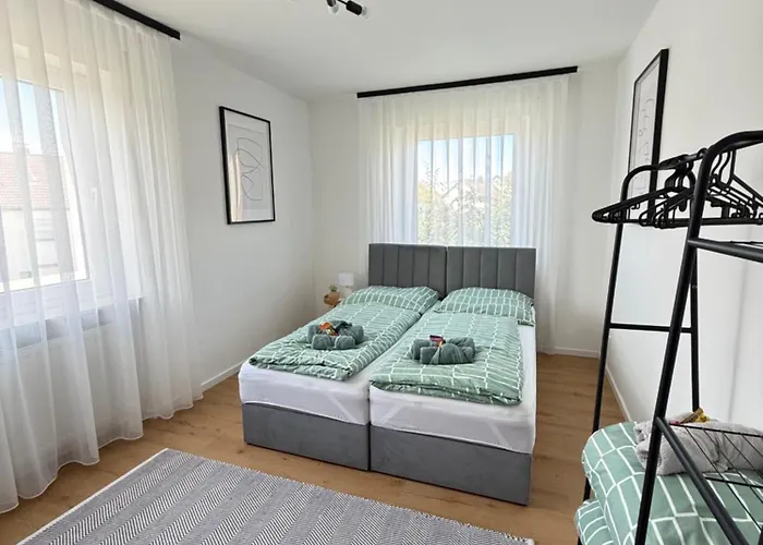 Apartment Moderne Terrassenwohnung In